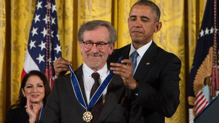 Barack Obama décore Steven Spielberg
