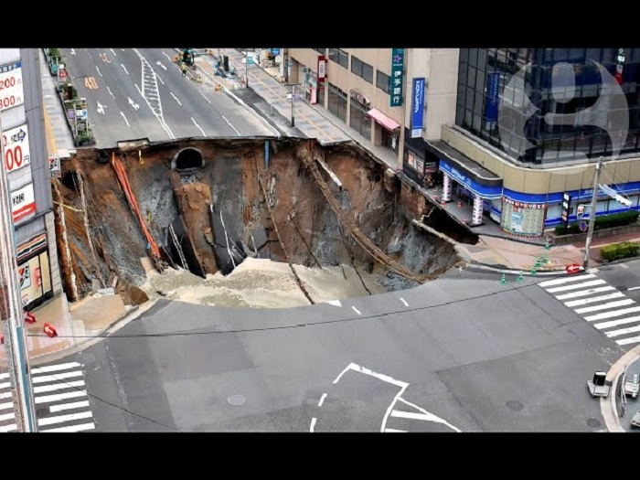 Minus fünf Stockwerke: Extremer Straßen-Krater in Japan abgedichtet – VIDEO 