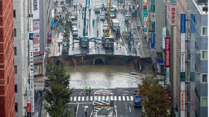 Straße in Japan stürzt ein - Krater wird immer größer