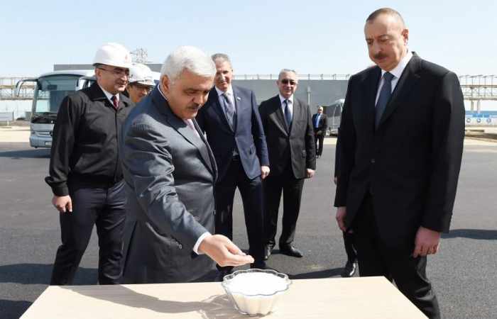 Ilham Aliyev,el presidente del país observó el progreso de la construcción en la planta de carbamida en Sumgait