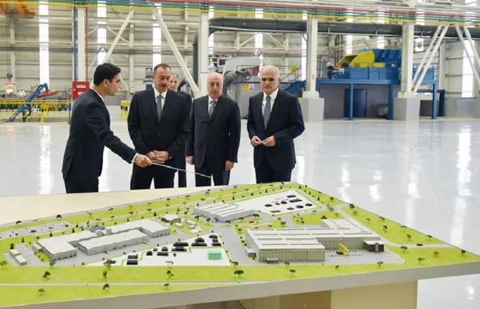 Ilham Aliyev eröffnete die Werken in Sumqayit.