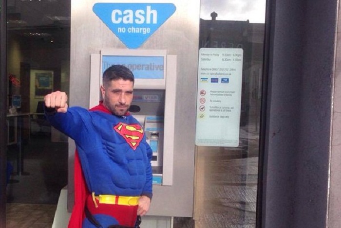 Il arrête un criminel, déguisé en Superman