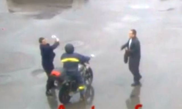 Bakıda gülməli qəza: Sürücünü şapalaqladılar – VİDEO