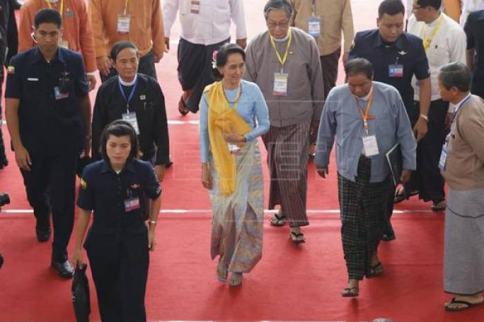 Suu Kyi pide confianza y sabiduría a las guerrillas para encauzar la paz