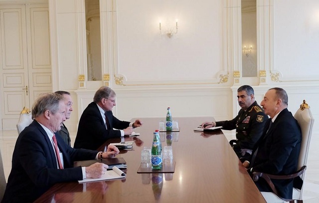 Ilham Aliyev recibe a la delegación al frente del general del Cuerpo de Marines de EEUU