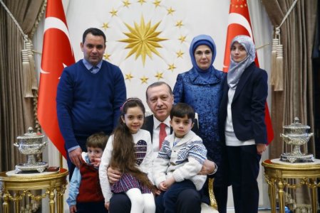 Bana Alabed, la fille tweet d`Aleppo, rencontre le président turc Erdogan - VIDÉO