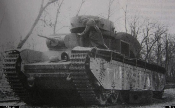 Legendäres Monster: Sowjetischer T-35-Panzer im Ural nachgebaut - VIDEO  