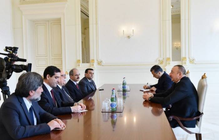 Ilham Aliyev admite al ministro turco  