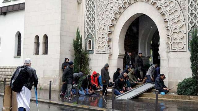 فرنسا تغلق مسجدا ومركزا لصلاة المسلمين