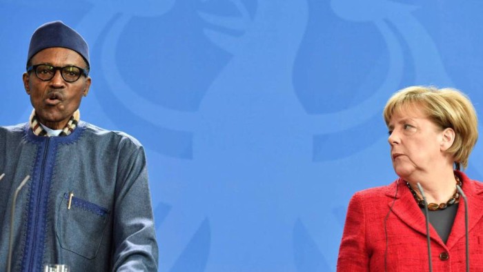 El presidente de Nigeria afirma ante Merkel que el lugar de su mujer es la cocina