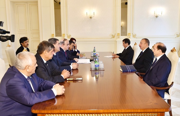 Ilham Aliyev empfängt tadschikische Delegation