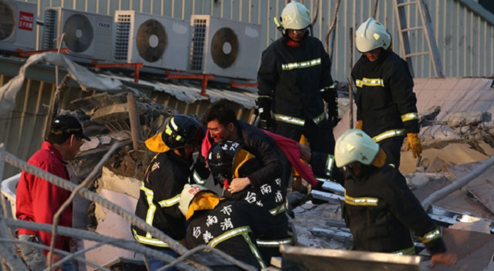 More pulled out alive after Taiwan quake, about 120 still trapped