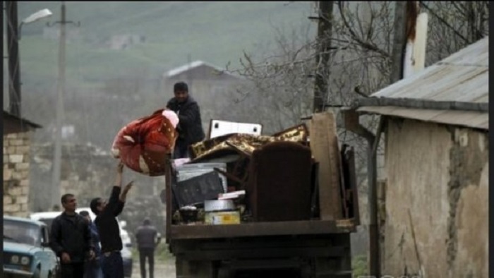 Armenier fliehen aus dem Dorf Talysh