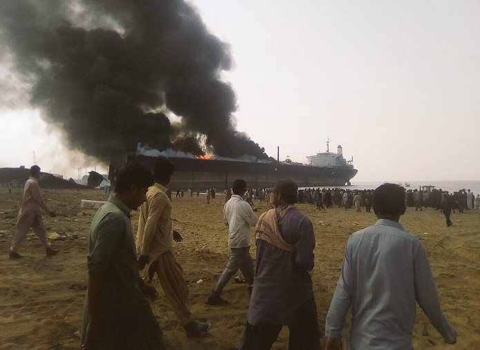 Pakistan : au moins six morts, plus de 200 piégés par un tanker en feu sur un chantier
