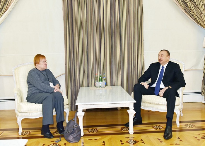 Ilham Aliyev trifft sich mit der ehemaligen finnischen Präsidentin Tarja Halonen