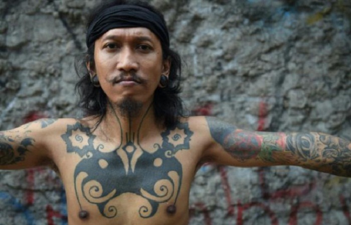 La nouvelle vie des tatouages tribaux d`Indonésie