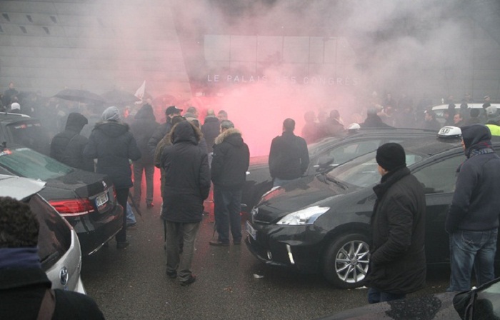 Les chauffeurs de taxi poursuivent leur mouvement en France