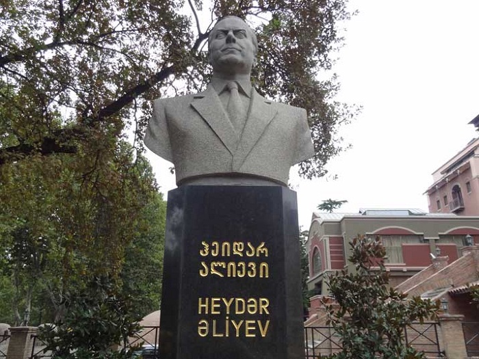 Le président de la République visite le monument d`Heydar Aliyev à Tbilissi