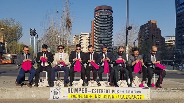 Au Chili, des hommes luttent contre le sexisme… en tricotant dans la rue