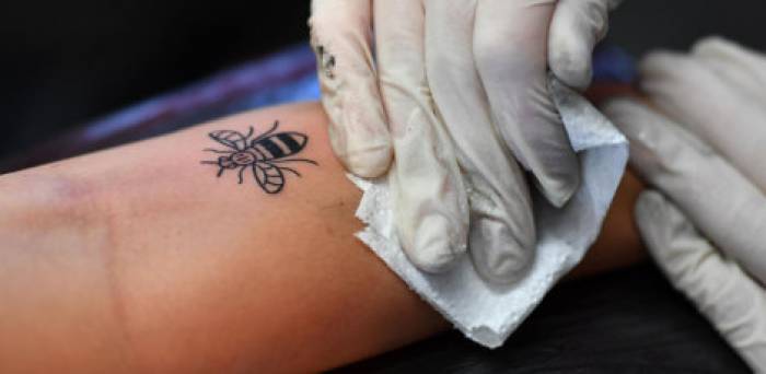 Manchester: Se tatouer une abeille en hommage aux victimes