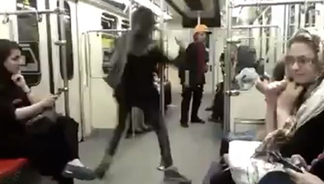 Watch This Iranian Woman Dance on Tehran`s Subway - V?DEO