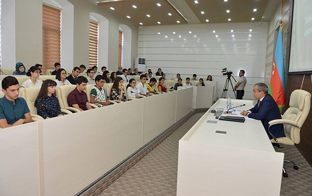 Nazir tələbələrin suallarını cavablandırıb