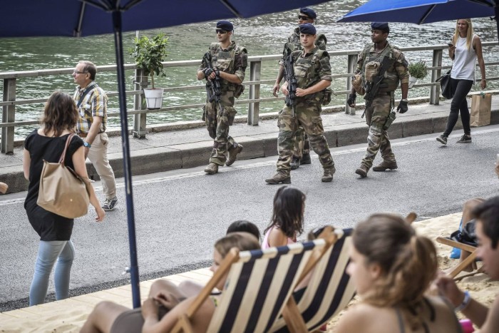 Los medios debaten si publicar las fotos de los terroristas