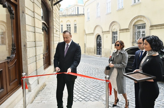 Präsident von Aserbaidschan Ilham Aliyev weiht neues Marionettentheater in Baku ein VIDEO