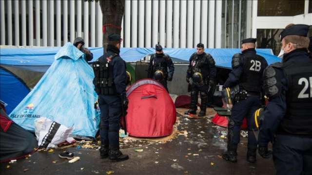 Paris police clear out makeshift migrant camp