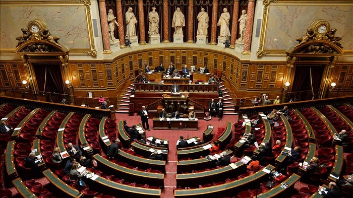 France backs off from controversial constitution reform
