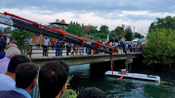 Bus plunges into irrigation channel in Turkey, 12 dead