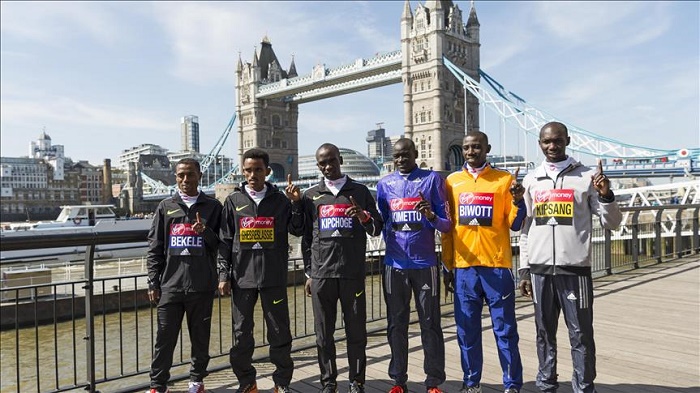 Thousands of runners set off in London Marathon