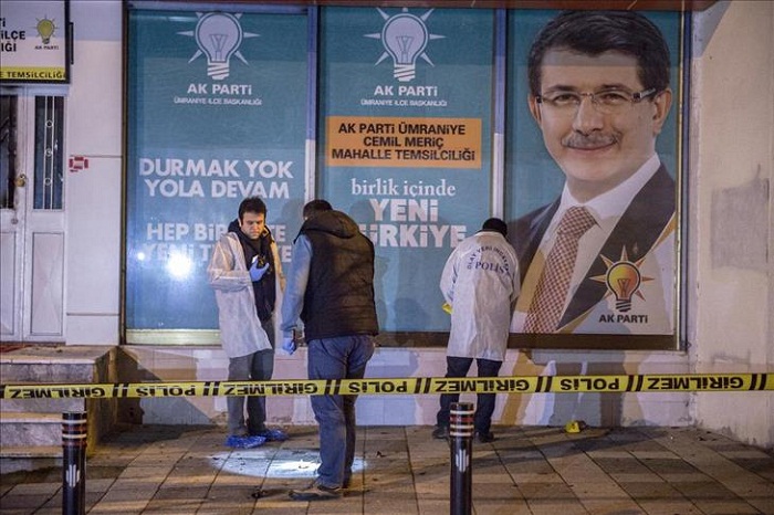 Le Bureau de quartier de l`AK Parti ciblé au cocktail Molotov à Istanbul