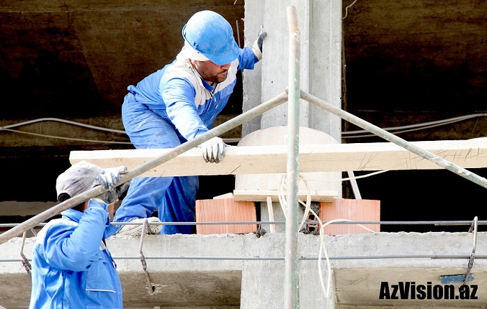 İnşaat sektorunda çalışanların maaşı artıb