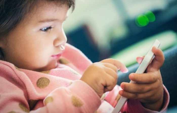 'Touchscreen-toddlers' sleep less, researchers say
