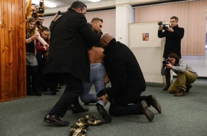 Une Femen cible le président sortant