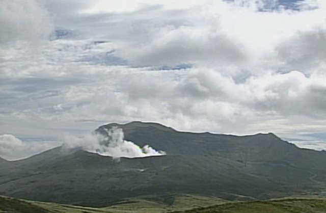 Japon : niveau d`alerte maintenu au mont Aso entré en éruption "explosive"