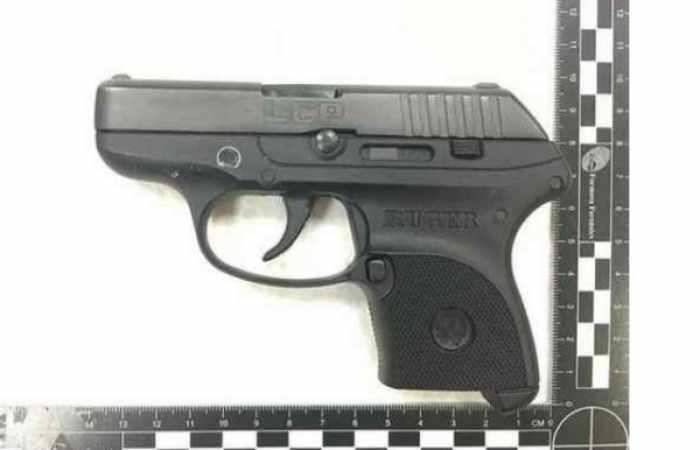 La policière embarque par erreur avec son arme