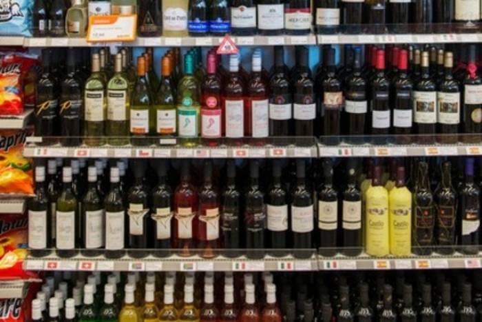 Le Sri Lanka abolit puis restaure une loi qui interdit aux femmes d'acheter de l'alcool