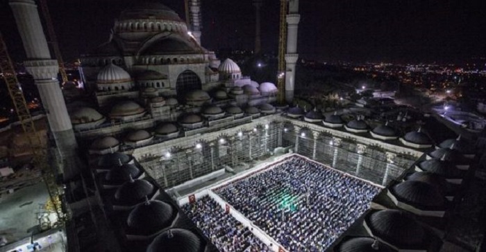 Istanbul: Größte Moschee der Türkei öffnet erstmals ihre Tore für Gläubige