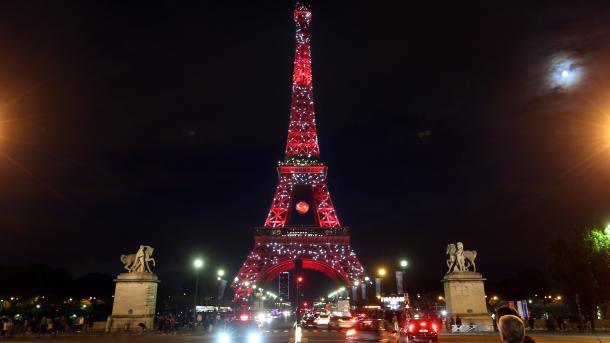 La Torre Eiffel otra vez elaborada con colores de rojo y blanco