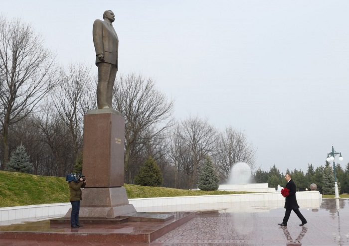 Ilham Aliyev besucht das Denkmal von Nationalleader Heydar Aliyev im Rayon Tovus