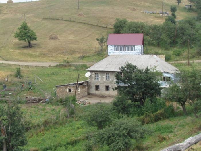 تضررت منازل  بعد حفر أرمينيا قرية غارالار توفوز