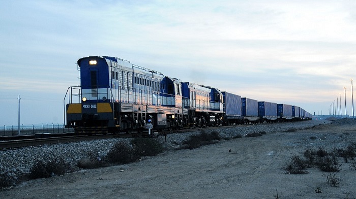 Le train porte-conteneurs Ukraine-Géorgie-Azerbaïdjan-Kazakhstan-Chine arrive au port de Bakou