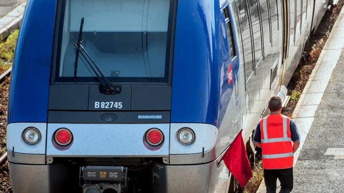 Il fait le mort dans le train pour échapper au contrôleur, et ça a presque marché