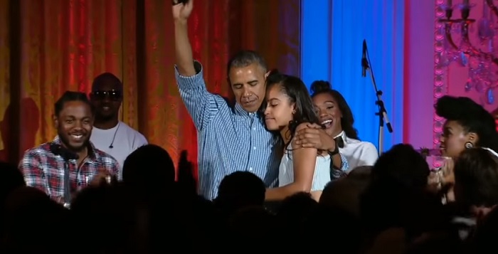 Obama qızı üçün mahnı oxudu - VİDEO
