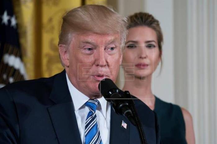 Trump se corrige ante la lluvia de críticas por su tibieza sobre Charlottesville: "El racismo es el mal"