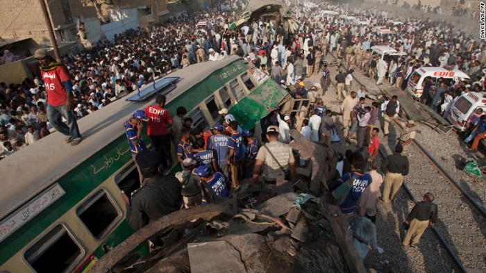Al menos 20 muertos en un choque de trenes en Pakistán