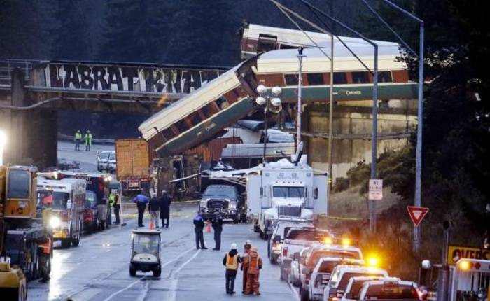 Tren descarrilado en Washington superaba la velocidad permitida, según autoridades