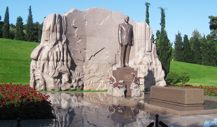Azerbaijani public visits Alley of Honor to commemorate 12th death anniversary of Heydar Aliyev